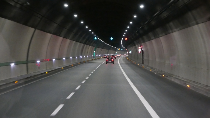 Fire-resistant and light concrete tunnel lining